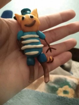 Лепит шикарно, все что в мультика днём увидел - ночью налепил.  Это кот коржик