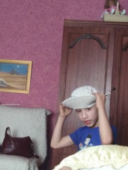 Это он балуется, шляпу бабушкину меряет.