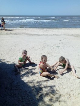 Солнечного настроения тем, кто ищет своих детей  - Полина и Дарья на море.jpg