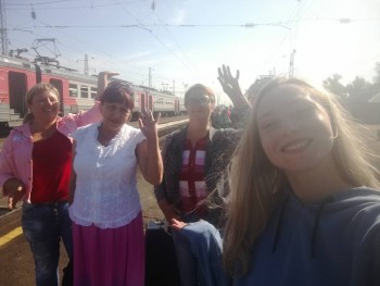 Вот   вся  наша  дружная  семья. Провожаем  своё сокровище  на  учебу....