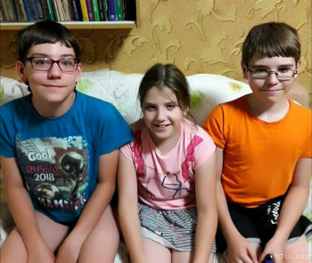 Вот наши ребята(фото прошлогоднее),не думаю,что они похожи на детей от алко.Дети,как дети.))