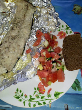 Скумбрия запеченная на решетке и салат.