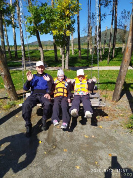 На пляже каякеров)