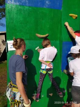 Прижимаемся животом и исключаем то одну руку то вторую. Три опоры только.