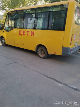 Вот такой автобус стоит в школе, раньше возил детей а теперь сотрудников