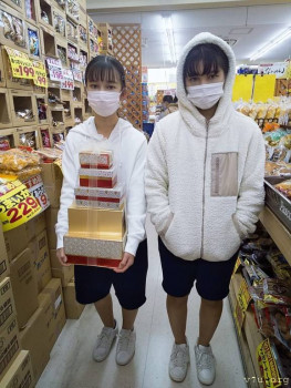 С  подарками в  магазине