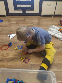 И в плоскости домики строит)