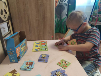 Складывает пазлы истории, но рассказываю пока ему я))