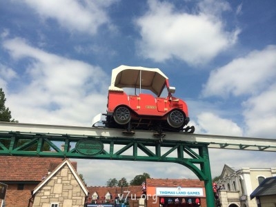 Есть железная дорога, по которой можно доехать до зоопарка