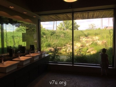 Вид из туалета в зоопарке:))