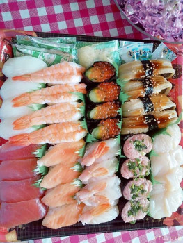 вот  суши  а  сзади  наш  салат  с  майонезом