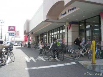 ВОТ  В  Магазин  сколько  приехало  на  велосипедах