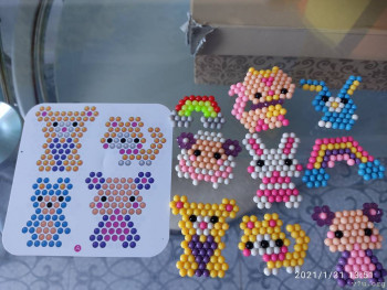 Увлеклась дочь аквамозаикой. Это сделала по трафарету.