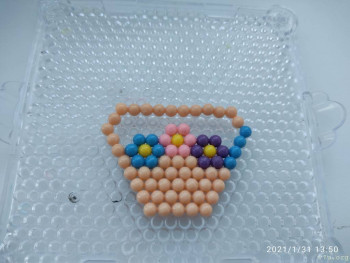 Корзинка с цветами-это свободное творчество.