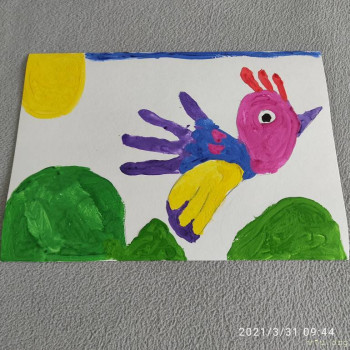 Птичка летит над деревьями