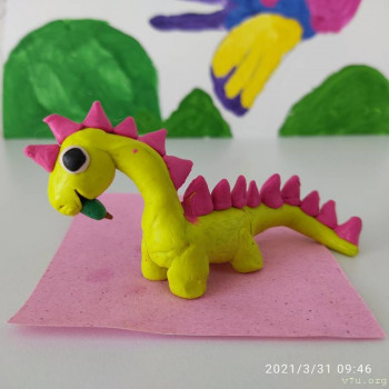 Динозаврик ест листочек.