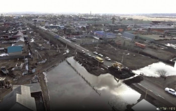 Вот  раскопали  дорогу  укладывают трубу.  Ожидают  еще  худшего  но  нашей  стороне  это не  грозит. У нас  водичка  мирно течет по канаве мимо  дома