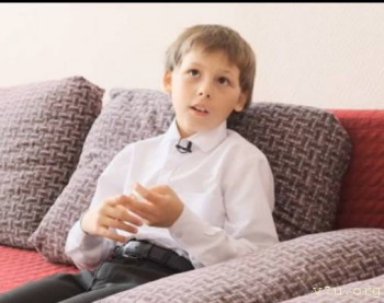 Рассуждает