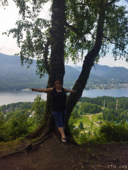 Я и Телецкое озеро с площадки на горе .