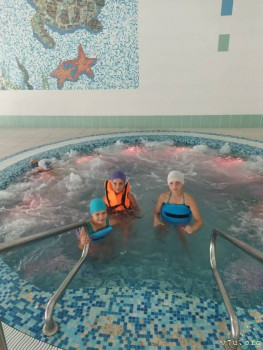 В джакузи Аня и Эля с подругой.