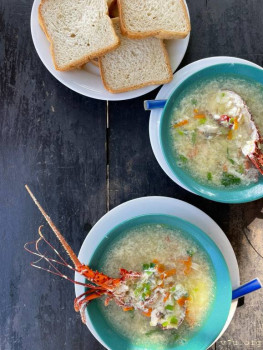 Диана мне фотки шлёт с лобстерами и ржут с Леликом надо мной. Они уже даже не спорят.Смотрят за событиями и смеются.Но сегодня, когда Лелик узнпл про такой наглый развод был в ярости.Сказал что бы прекратила общение.