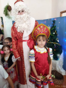 В школе показывали сказку, Аня была русской красавицей.