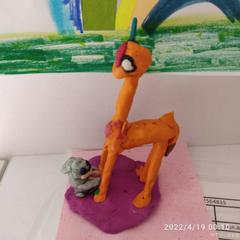 Столкнулись жирафик и зайка, и оба испугались. Зайка несёт маме морковку.