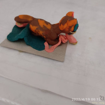 Котик играет мышкой и нитками, бегает так, что коврик под ним собрался.