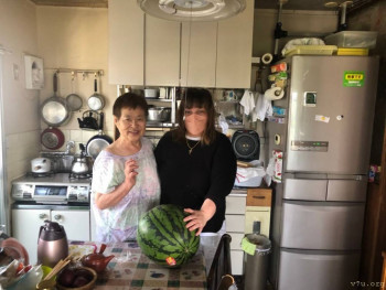 Сватья  в  дом  никого  без  маски не  пускает  боится заразиться