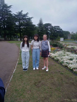 мои  три  девицы  красавицы  третья  дочка моей  соседки  дочиной  подружке в  одном  доме  проживали