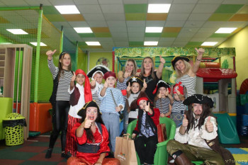 Это мы празднуем его 9 лет.Пиратская вечеринка