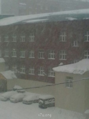 Снег с крыши га машины съехал