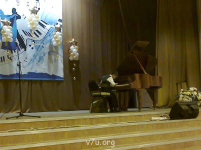 Это Алеша на конкурсе играет...