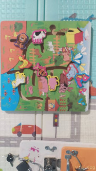 Вот такая доска нравится ей очень, заодно учим животных и звуки