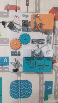 Бизи борд, классная вещь, но наш дороговат, думаю, можно найти дешевле.