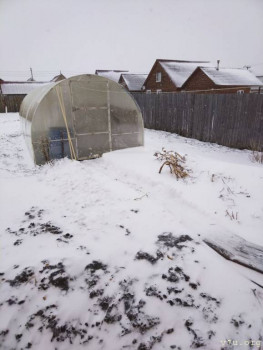 А  ЭТО  Наша  зима  в  апреле . Снеговой  лопатой  расчищала  дорогу  в  теплицу. Будто с  осени  там  не  была.  Сидит  моя  рассада  в  теплице  закаляется.
