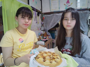 ДЕВЫ  НЕ  ДАЮТ  ФОТОГРАФИРОВАТЬ  ИХ  НА  АЙФОНЫ  ПАРОЛИ  СТАВЯТ, и  то  в  масках  то  руками  лицо  закрывают