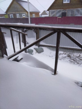 Вот  такой  сюрприз  меня  ожидал  утром....  Но  было  и  приятное:  сосед  снаружи  расчистил  снег. Иначе  бы  я  на  улицу  не  вышла.