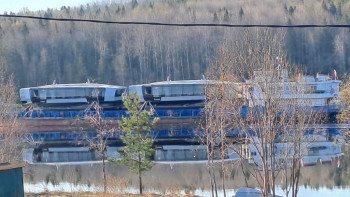 Много чего перевозят по реке. Везут речные трамвайчики. А мы из дома наблюдаем.