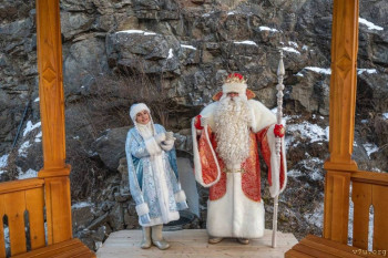 А  это   поезд  деда  Мороза  мимо Байкала  проезжал   вот  останавливались