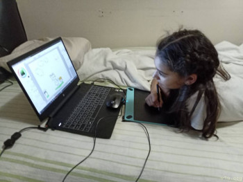 Осваивает графический планшет