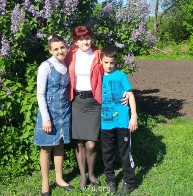 Мы ПР с Украины. - Я с детьми возле сирени..jpg