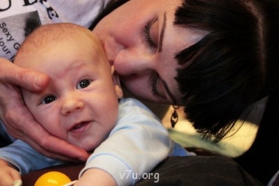 Любит маму..