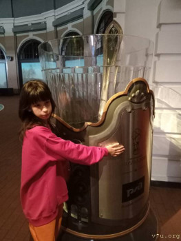 Лика обнимает стакан в подстаканнике.