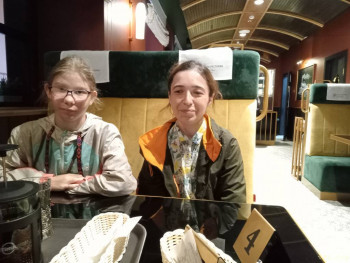 В вагоне-ресторане под перестук колес.