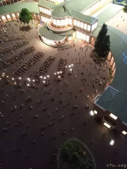 Макет вокзала, по сюжету идёт концерт.