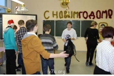 Это в школе, чаепитие и дискотека