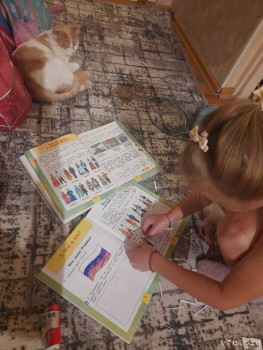 Шел третий час домашки! И на полу и за столлом и на кровати , а ведь еще только сентябрь