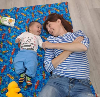 Валяемся вдвоём, смотрим в потолок