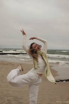 Танец ее  все